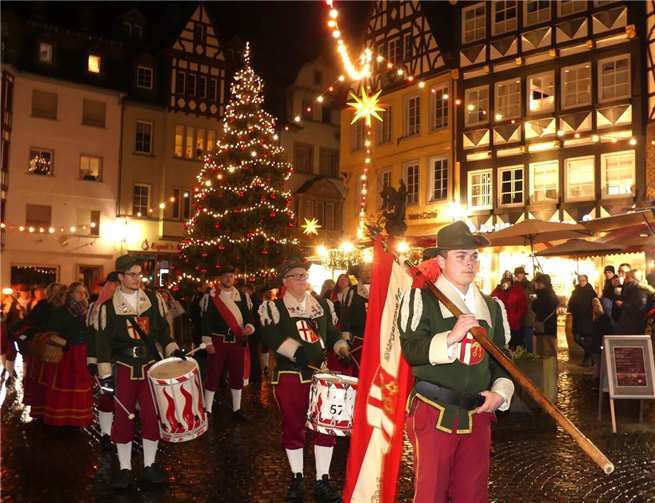 Cochem stimmt sich auf Weihnachten ein Der Jubiläumsweihnachtsmarkt in Cochem startete mit einem Fackelzug der Bürgerwehr zur Winterbühne auf dem Endertplatz.