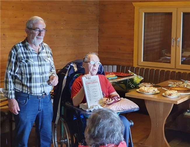 Der Jubilar Michael Pluhm mit dem Vorsitzenden Leo Pickel