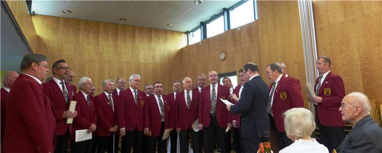 Der Jubilar lauschte der Darbietung des Chores.privat