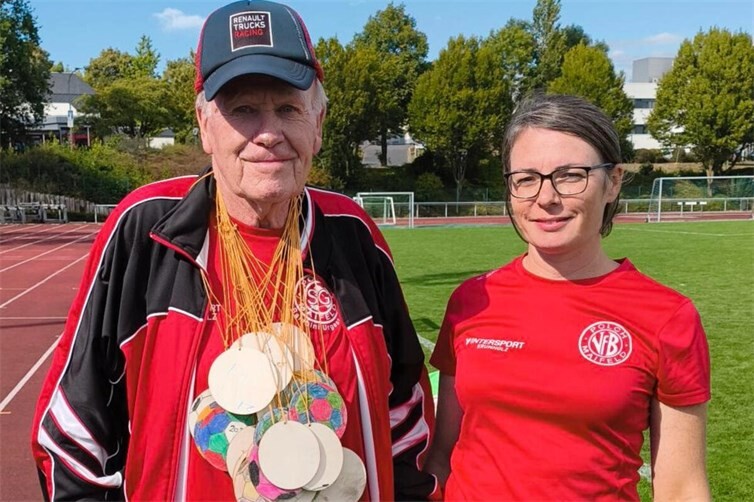 Der Jubilar mit den Medaillen der Kinder