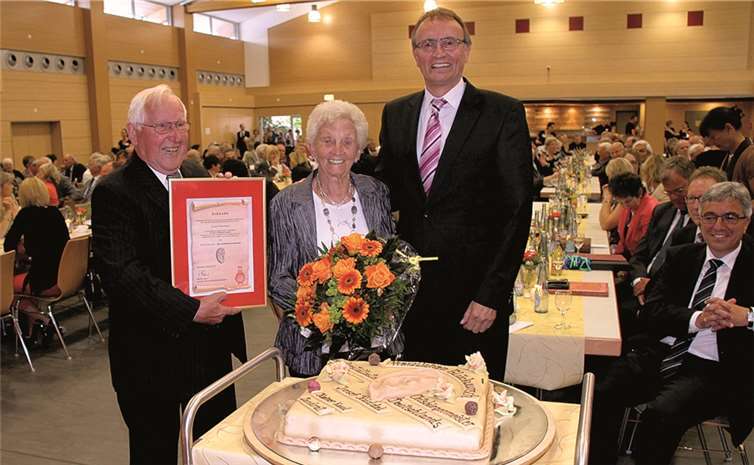 Der Jubilar mit seiner Ehefrau Gretchen und Landrat Rainer Kaul. Rechts: der rheinland-pfälzische Innenminister Roger Lewentz, dahinter Josef Rüddels Sohn Erwin (MdB). Elisabeth Klöckner