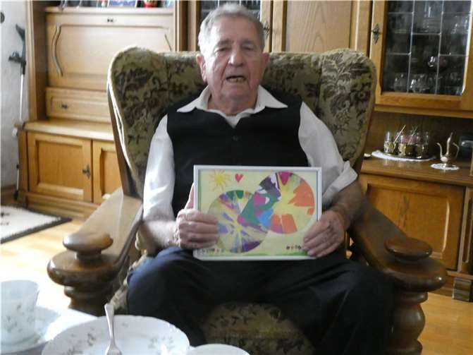 Der Jubilar wurde mit einem besonderen Geschenk überrascht.  Foto: Martin Sandmann