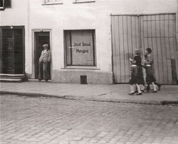 Der Jude Josef Geisel vor seinem Haus an der Rheinbacher Hauptstraße vor einem Aufmarsch 1936. Obwohl er hätte fliehen können, blieb er und wurde abtransportiert. Repro WM