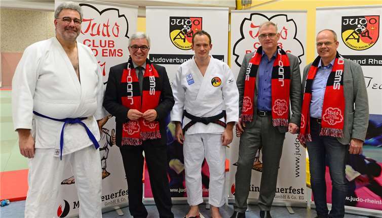Der Judo-Club Bad Ems ist weiter auf einem guten Leistungsniveau unterwegs und darüber freuten sich auch Marius Böttcher (1.Vorsitzender Judo-Club Bad Ems), Innenminister Roger Lewentz, Carl Eschenauer (Judo-Club Bad Ems), Verbandsbürgermeister Uwe Bruchhäuser und Jochen Borchert (Kommissarischer Präsident des Landessportbundes Rheinland-Pfalz). (v.l.)Fotos: US