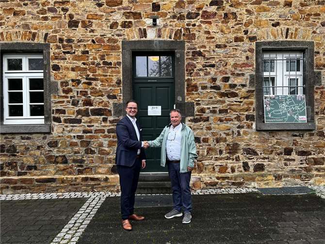 Der Jugend-Hilfe-Verein für den Kreis Ahrweiler e.V freut sich über die Unterstützung der KSK-Ahrweiler, vertreten durch René Schell.  Foto: Kreissparkasse Ahrweiler – Marco Seydel