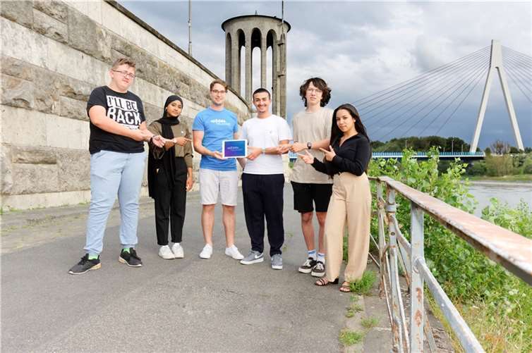 Der Jugendbeirat war von Beginn an maßgeblich an der Entwicklung von „up2date neuwied“ beteiligt und hat bereits zugesagt, auch künftig dazu beizutragen, dass „up2date“ stets up to date ist. Stefan Caratiola (3. von links) betont, dass alle Jugendlichen der Stadt eingeladen sind, Teil der Jugendredaktion zu werden.