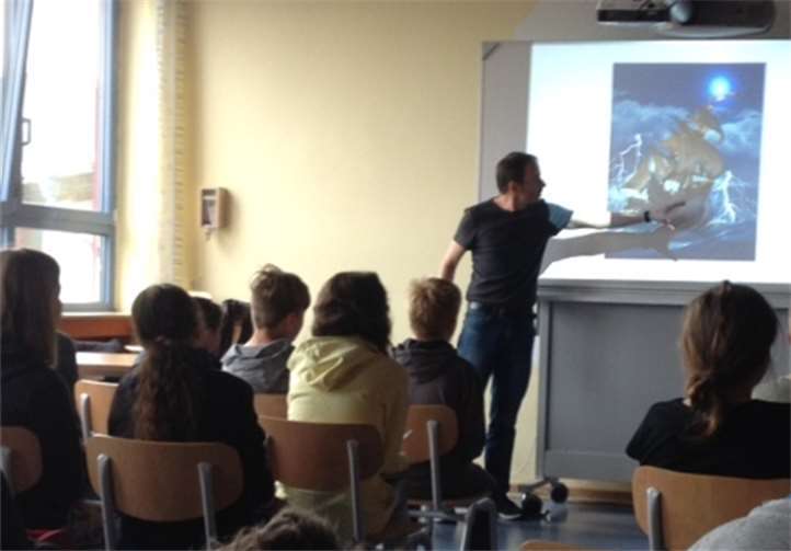 Der Jugendbuchautor Stefan Gemmel bei der Lesung in der Realschule plus Puderbach.privat