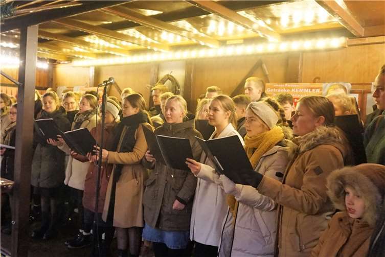 Der Jugendchor der mennonitischenBrüdergemeinde Torney/Segendorf stimmtemit besinnlichen Liedern auf die Weihnachtszeit ein.