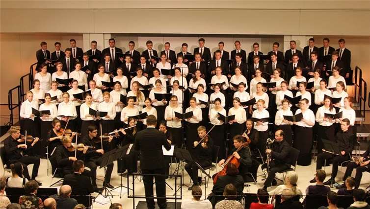Der Jugendchor gestaltet mit einem Musikensemble und Sprechern das Adventssingen.privat