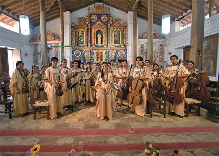 Der Jugendchor und das Jugendorchester Moxos aus dem bolivianischen Tiefland treten in der Liebfrauenkirche auf. privat