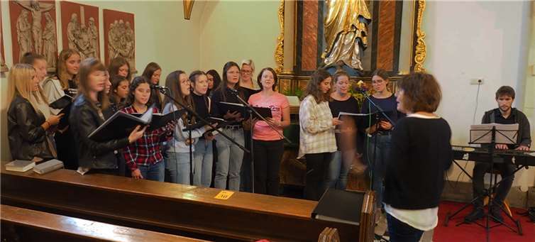 Der Jugendchor verschönte gesanglich die Festmesse in der Pfarrkirche.