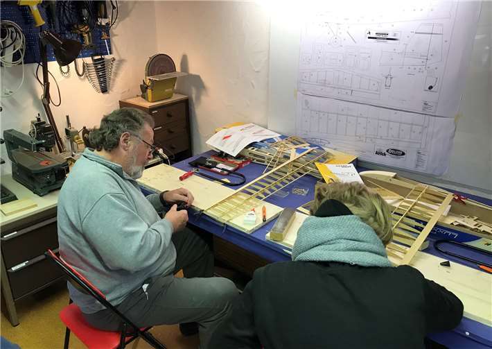 Der Jugendleiter hilft zusammen mit den Betreuern den Kindern und Jugendlichen beim Modellbau.Foto: privat