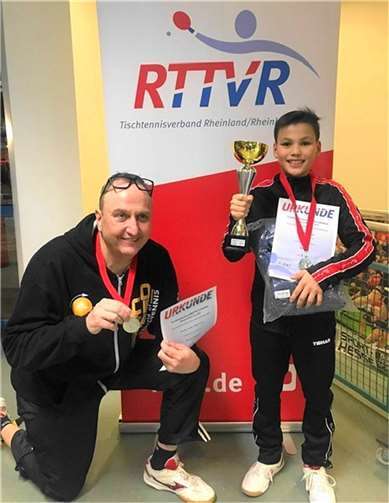 Der Jugendliche Mika Korn (r.) erkämpft Meistertitel bei den Herren und wird im Doppel mit Günter Lung Vizemeister.  Foto: M. Schreiber