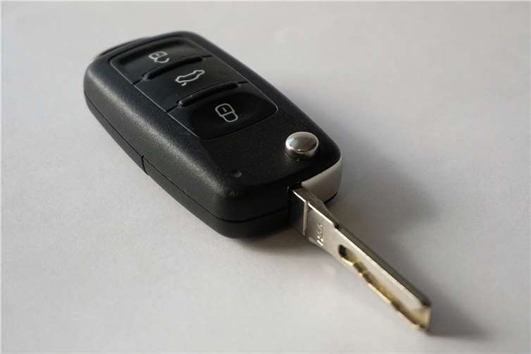 Der Jugendliche fand den Autoschlüssel im unverschlossenen Auto.  Foto: pixabay.com