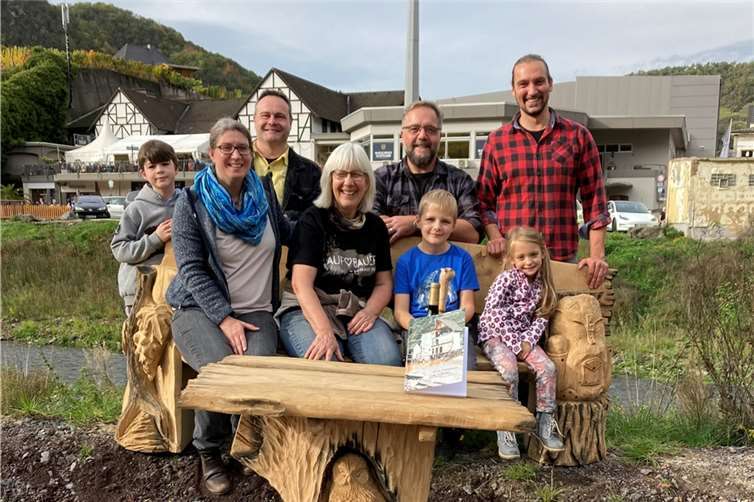Weinfest-Besucher spenden Gewinn an Jugendtreff im Ahrtal Der Jugendtreff Mayschoß freut sich über die einmalige Bank der Kettensägen-Künstler. Fotos: privat