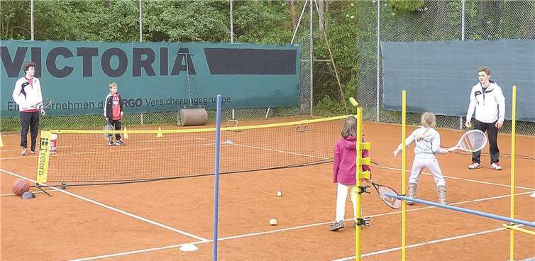 Der Jugendvorstand bei der Arbeit - Schnuppertennis für die Kleinsten. privat