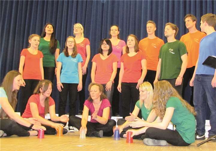 Der Junge Chor Koblenz bei der Interpretation des Cup-Songs in der Aula der Christiane-Herzog-Schule in Engers. SHS