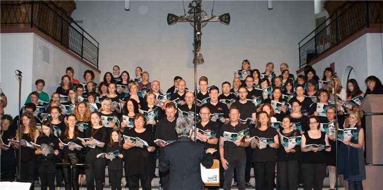 Der Junge Chor Marienburg erfreute in der Cochemer Pfarrkirche St. Martin unter der Leitung von Kantorin Marion Oswald mit seinem Projekt „Shades Of Mary/M.“.-TE-