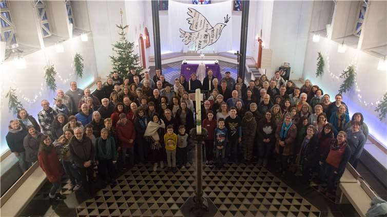 Der Junge Chor Marienburg mit über 100 Sängerinnen und Sänger, die Band „menschwärts“ und Poetry-Künstler Marco Michalzik sind am Sonntag, 19. März um 17 Uhr zu Gast in der St. Martinskirche Cochem. Foto: privat