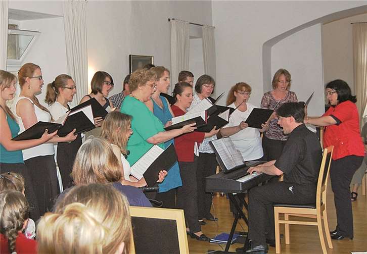 Der „Junge Chor“ der Carmen Scheuren, am Klavier begleitet von Sven Scheuren.  FA