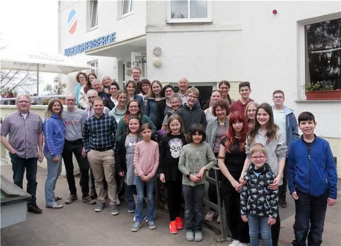 Der „Junge Chor ohne Grenzen“ und der Jugendchor „Sylvester-Spatzen“ aus Mayen-Hausen in der Jugendherberge Bad Kreuznach mit Chorleiter und Komponist Michael Brill (1. Reihe 4. v. li.).  Foto: privat