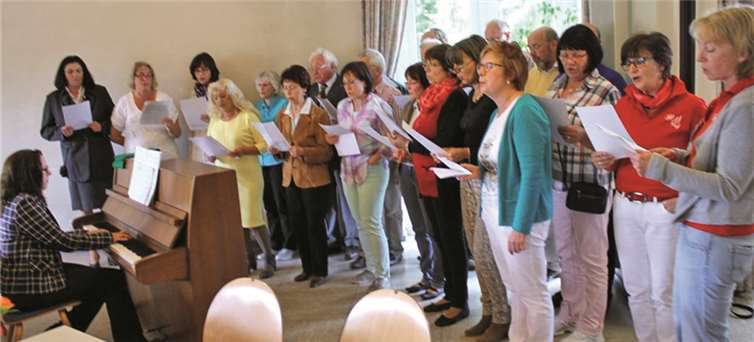 Der Junge Chor präsentierte zum Ende der Veranstaltung einige Evergreens zum Mitsingen.privat