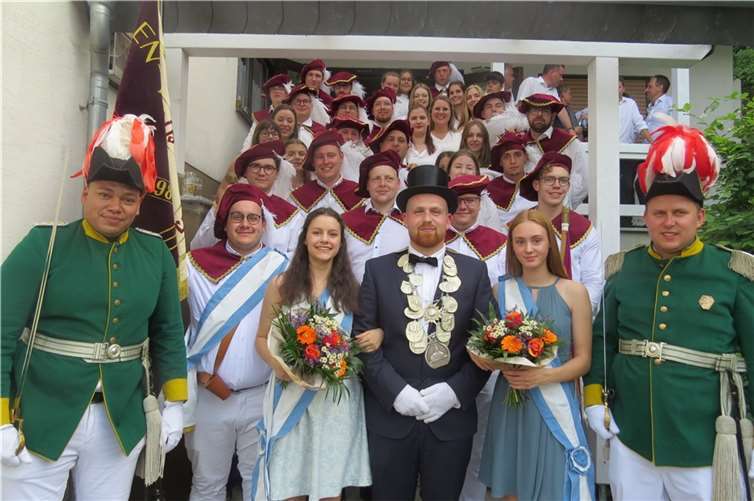 Der Junggesellenkönig Luca Möhren mit Ehrendamen und Gefolge.  Fotos: AKR