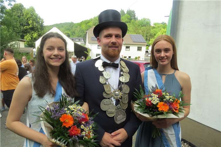 Der Junggesellenkönig Luca Möhren mit seinen Ehrendamen Paulina Eller und Anica Schütz.