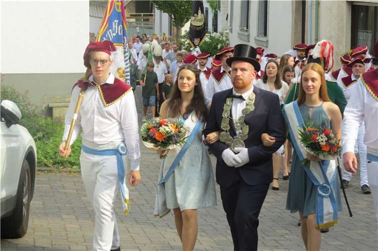 Der Junggesellenkönig mit Gefolge beim Festumzug.