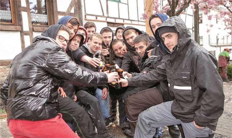 Der Junggesellenverein Birresdorf genehmigte sich nach dem erfolgreichen Aufstellen des Maibaums erst mal ein kühles Blondes. JOST