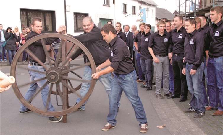 Der Junggesellenverein „Einigkeit“ pflegt das Brauchtum wie hier das Hilligschleifen mit der Sense. SES