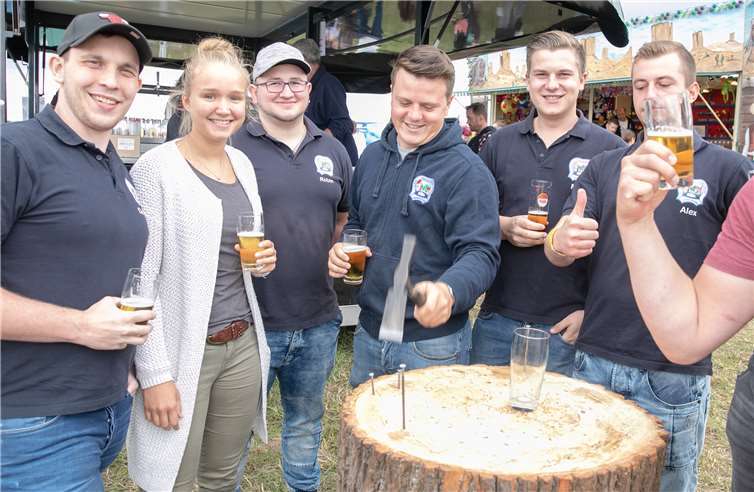 Der Junggesellenverein Leimersdorf und der Kegelclub „Hau wech den Drech“ Eggerode stellten sich dem Wettnageln bei der Kirmes in Züllighoven.