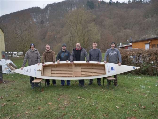 Der Junggesellenverein Niederbreitbach mit dem Regattaboot. Foto: privat