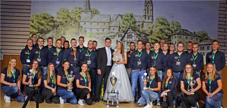 Der Junggesellenverein Odendorf feierte gemeinsam mit seinem Maikönigspaar Lisa Aussem und Fabian Rönick (Mitte) zwei Tage lang sein Junggesellenfest im Dorfsaal. JOST