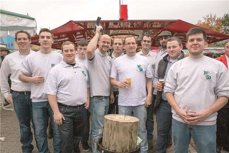 Der Junggesellenverein Villip um seinen Präsidenten Thomas Kiupel (mit Hammer) vergnügte sich bei der Kirmes dem beliebten „Nagelklopfen“.  -VJ-