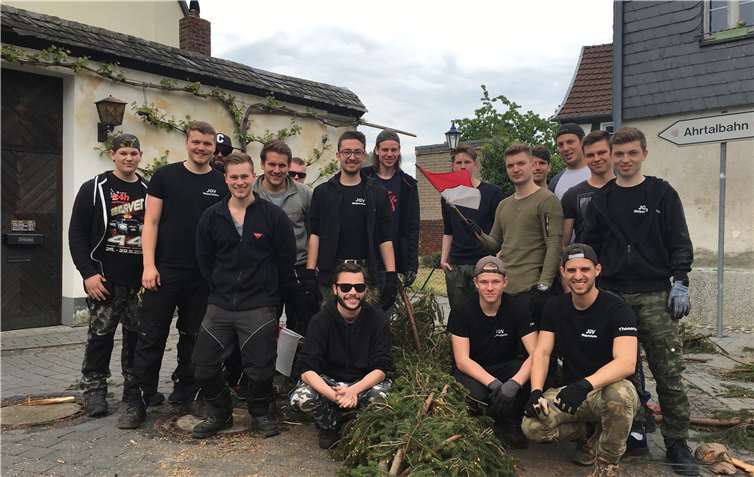 Der Junggesellenverein Walporzheim schmückte gemeinsam die Krone des großen Dorfmaibaums.  TOS