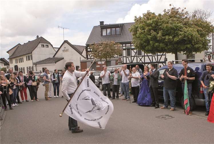 Der Junggesellenverein aus dem benachbarten Villip sprang in die Bresche und kümmerte sich um das Fähndelschwenken bei der Maikirmes in Fritzdorf, da Fähnrich Frank Seidel als Maikönig unabkömmlich war.