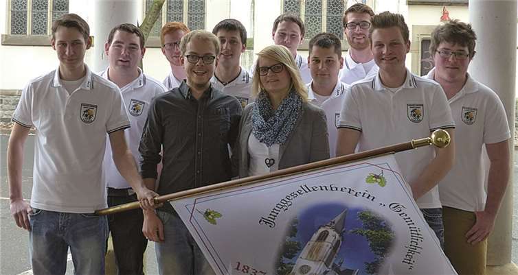 Der Junggesellenverein mit dem Maikönigspaar. Privat