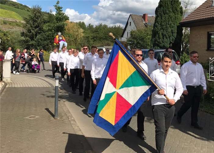 Der Junggesellenverein zog gemeinsammit dem Kirmesmann durch das Weindorf. Fotos: TOS