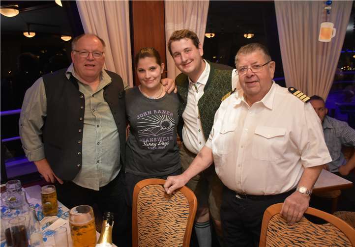 Der Juniorchef Alexander Schmitz mit seiner Freundin und Opa Walter Schmitz und Willi Hohn.