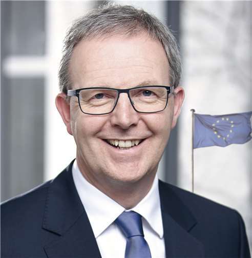 Der Jurist Axel Voss, Europaabgeordneter und Datenschutzexperte, berichtet über die Chancen, Risiken und Auswirkungen der Digitalisierung in Bezug auf die Demokratie. Axel Voss