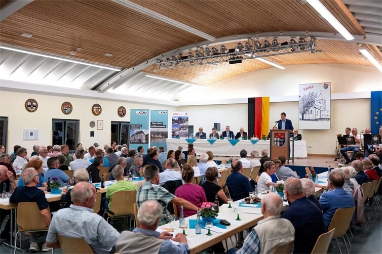 Der Jury-Vorsitzende Korbinian Wester lobt die verkündet den Namen des Preisträgers im voll besetzten Erpeler Bürgersaal.