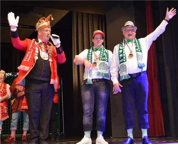 Der KG-Sitzungspräsident zeichnete den Hauptorganisator sowie Vorstandsmitglied Micki Bey und SVR-Vorsitzenden Peter Filla mit dem KG-Orden aus.