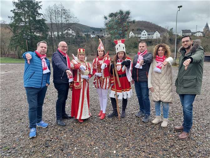 Der KG-Vorstand und Tollitäten 2024 auf dem Platz für das ZeltFoto: Alexandra Pauly