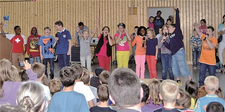 Der KGS-Schul-Rap unter der Leitung von Dennis Ndong.