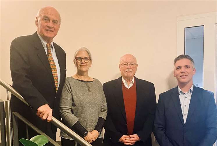 Der KHDS-Verwaltungsratsvorsitzende Rolf-Peter Leonhardt (li.) und Jörg Geenen (re.), stv. KHDS-Geschäftsführer begrüßen Ursula Döring als neuen Patientenfürsprecherin und verabschieden Wilfried Göbler. Quelle: KHDS