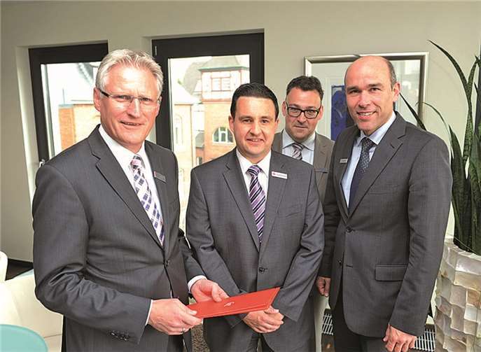 Der KSK-Vorstand Dieter Zimmermann (links) und Guido Mombauer (rechts) sowie der stellvertretende Personalratsvorsitzende Martin Schmitz (2. v. r.) gratulierten Frank Rothhaß (2.v. l.) zum Dienstjubiläum. privat