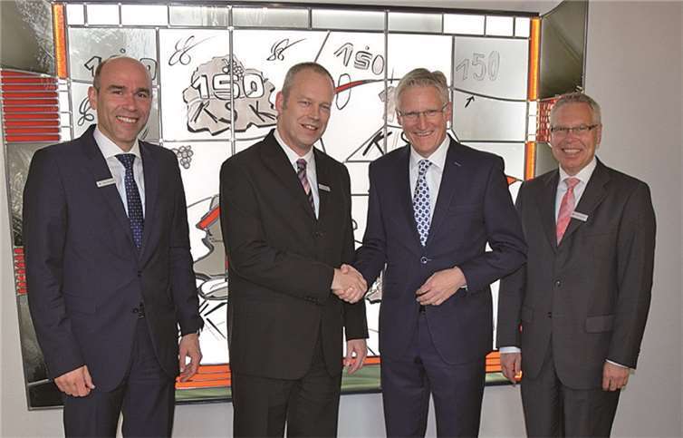 Der KSK-Vorstand Guido Mombauer (links) und Dieter Zimmermann (Zweiter von rechts) gratuliert gemeinsam mit Personalchef Achim Gemein (rechts) Benno Balasus zum neuen Amt als Vorsitzender des Personalrats der KSK Ahrweiler.KSK