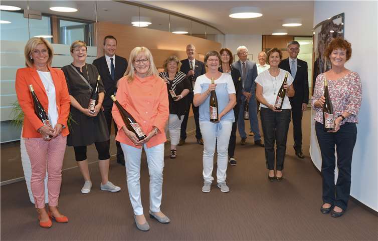 Der KSK-Vorstand gratulierte seinen Jubilaren: v.l: Mechthild Golla, Hildegard Mohrs, Vorstandsmitglied Christoph Weitzel, Monika Reck, Claudia Blotzki, Joachim Thönnes. Trudel Valerius, Christa Bell, Frank Gansen, Herbert Hürter, Margit Schmitt, Vorstandsvorsitzender Karl-Josef Esch sowie Birgit Päulgen. Foto: privat