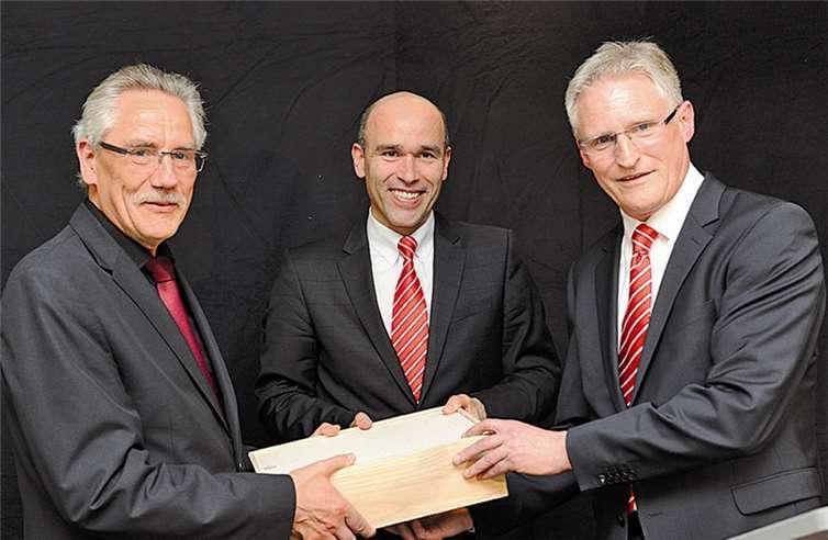 Der KSK-Vorstandsvorsitzende Dieter Zimmermann ( 1.v.r ) und seinVorstandskollege Guido Mombauer (mitte) gratulierten demProjektkoordinator Dieter Distelrath zum 30-jährigen Dienstjubiläum.